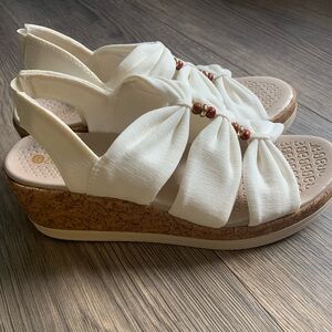 NWB Bzee’s Roma Wedge Sandal in White Size 8